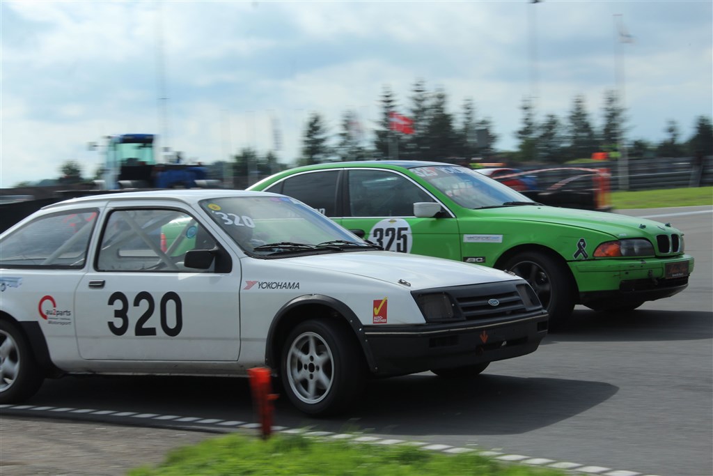 Niels Møller (320) og Orla Iversen (325) kæmpede indædt gennem en stor del af heat 3. Møller endte med at vinde den duel, da Iversens grønne BMW havde lidt problemer med at komme ud af svingene.
(Foto: JJ Media)